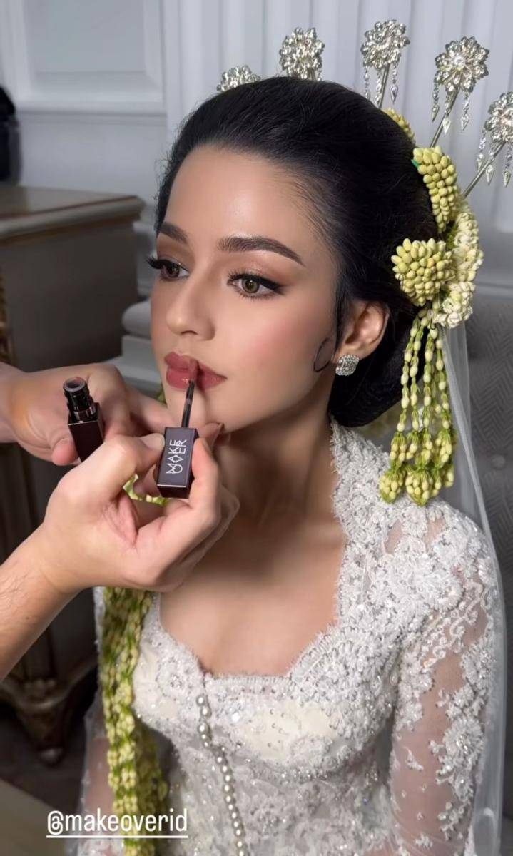 Kebaya pernikahan Susan Sameh (instagram.com/andychunmakeup)