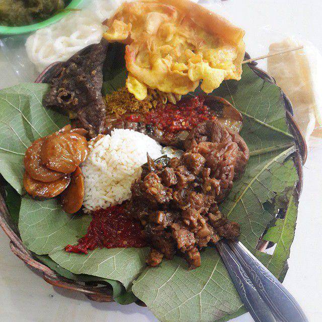 nasi jamblang (instagram.com/vyivyivy)