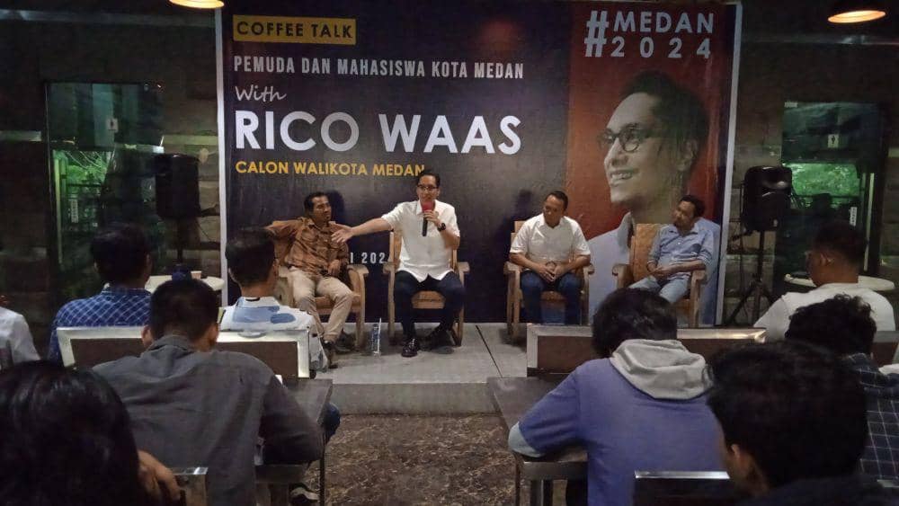 Coffee Talk Rico Waas dengan pemuda dan mahasiswa di Wong Solo Polonia, Jalan Adi Sucipto, Kecamatan Medan Polonia, Kamis (25/7/2024). (Dok. IDN Times)