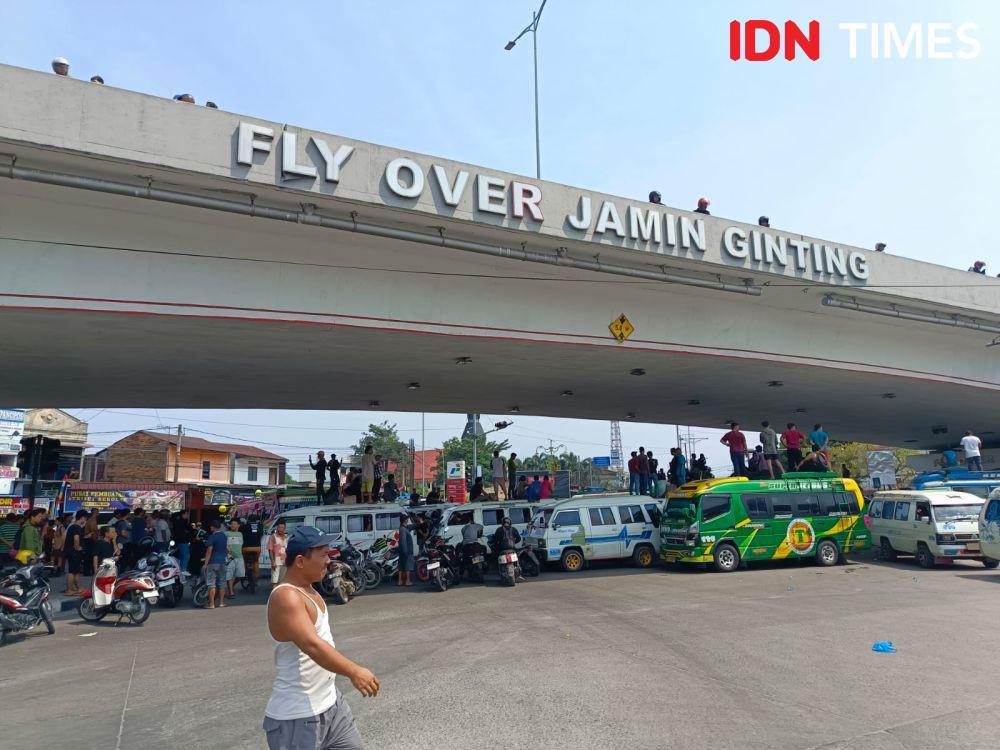 Sopir Angkutan Protes Penertiban, Perempatan Jamin Ginting Diblokir