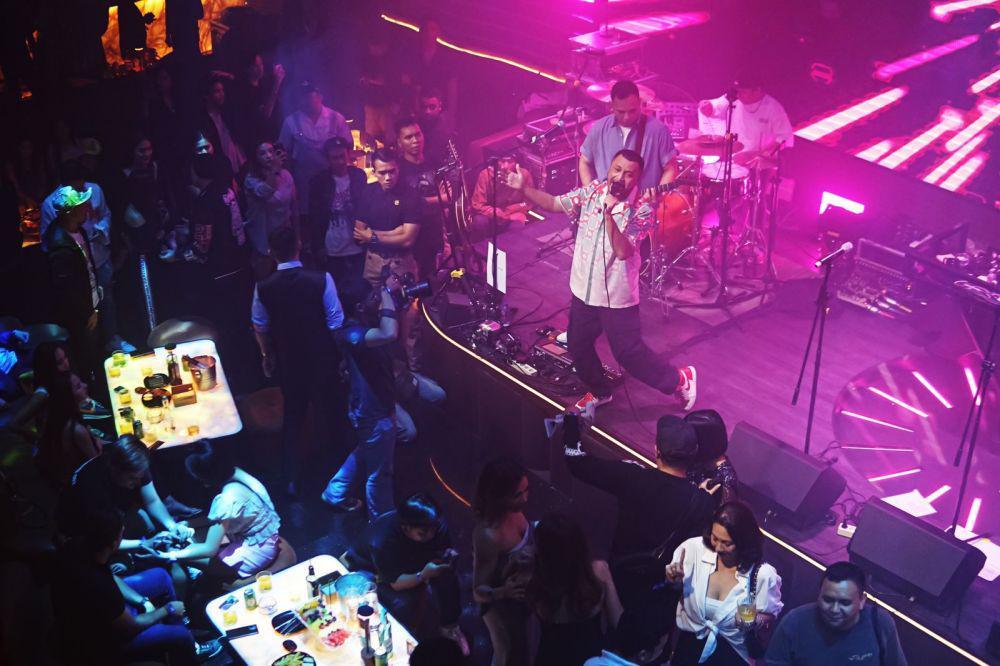 Penampilan Giring Ganesha Pukau Pengunjung Blaze Jakarta Music Lounge