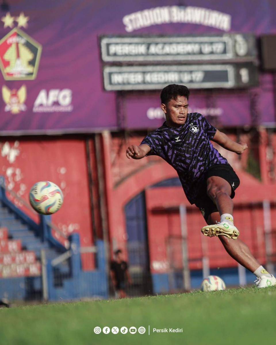 Pemain Persik Kediri saat berlatih di Stadion Brawijaya. IDN Times/ istimewa