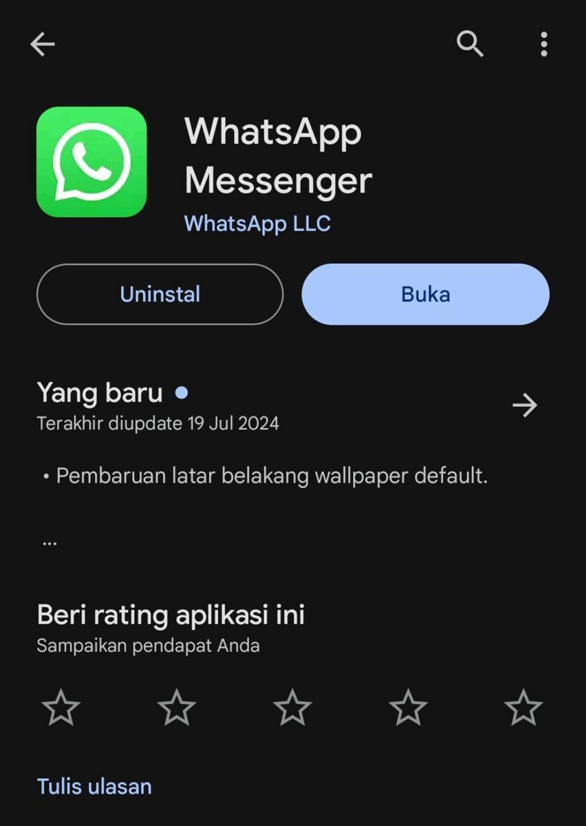 Cara cek versi WhatsApp melalui Google Play Store (dok.pribadi/Reyvan Maulid)