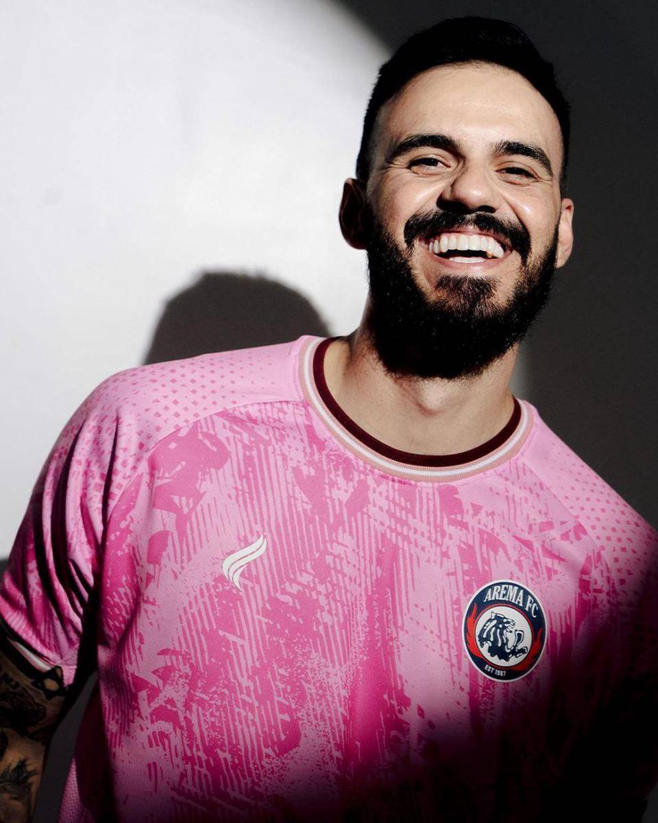 Penampilan jersey away baru untuk kiper Arema FC untuk Liga 1 Musim 2024/2025. (Dok. Media Officer Arema FC)