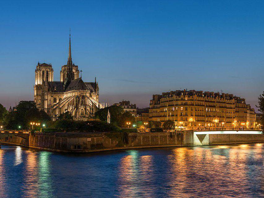 Notre Dame de Paris dari Sungai Seine saat malam hari (commons.wikimedia.org/DXR)