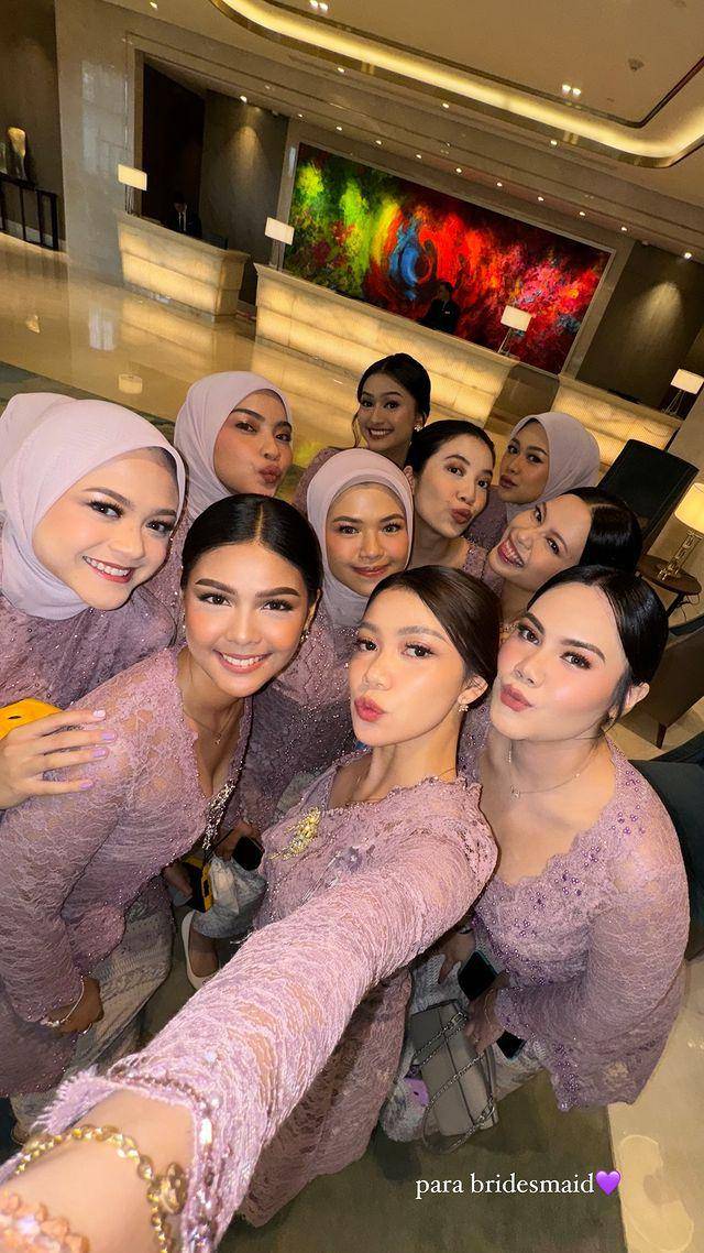 Regina Phoenix jadi bridesmaid (Instagram.com/reginaaphx)