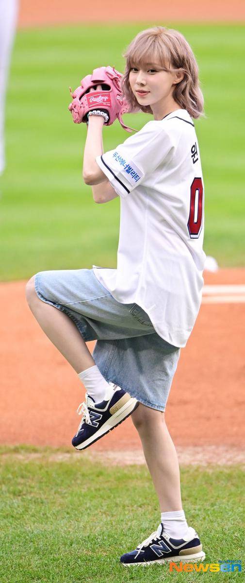 potret Winter aespa jadi first pitcher di KBO Shinhan Bank SOL 2024 (dok. Newsen)