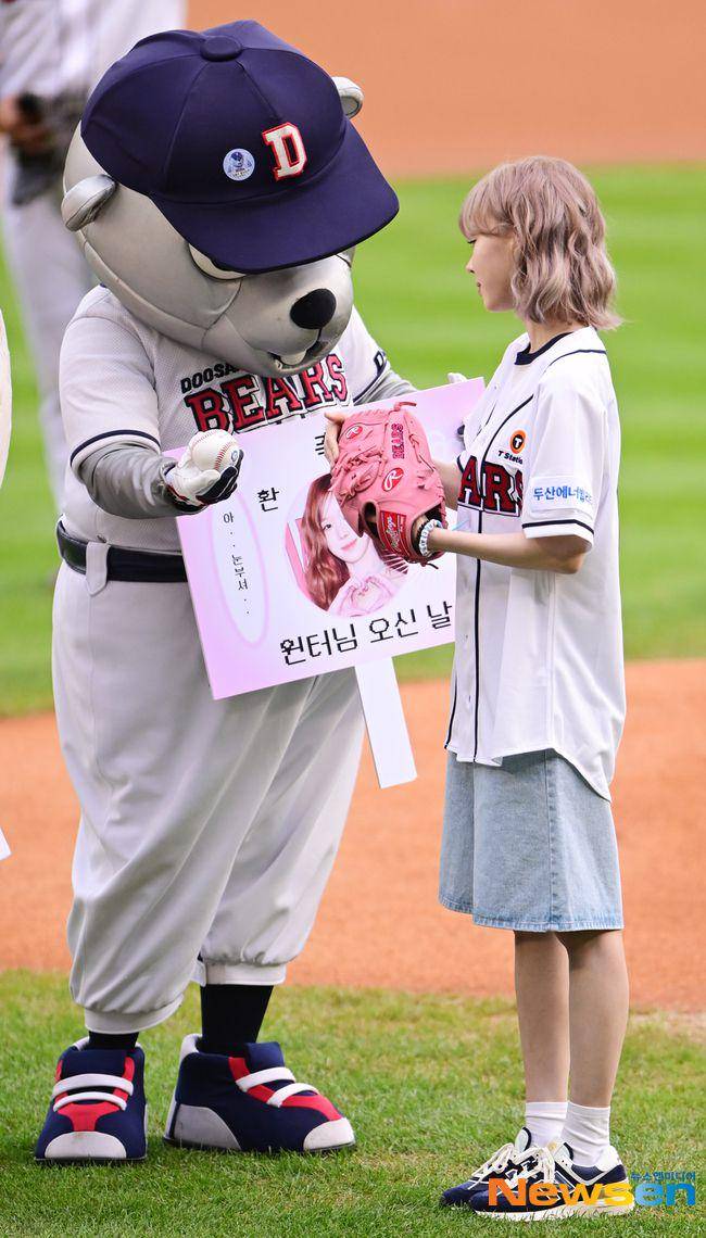 potret Winter aespa jadi first pitcher di KBO Shinhan Bank SOL 2024 (dok. Newsen)