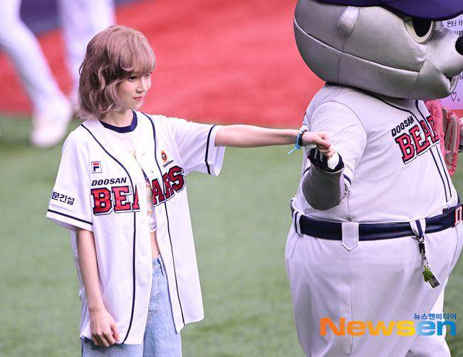 potret Winter aespa jadi first pitcher di KBO Shinhan Bank SOL 2024 (dok. Newsen)