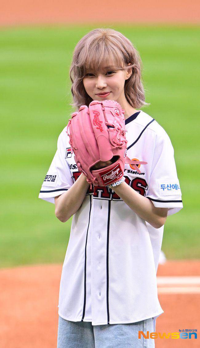 potret Winter aespa jadi first pitcher di KBO Shinhan Bank SOL 2024 (dok. Newsen)