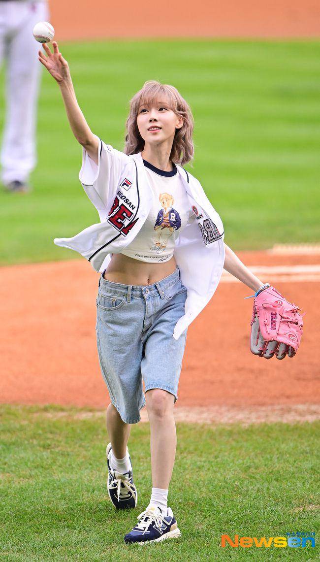 potret Winter aespa jadi first pitcher di KBO Shinhan Bank SOL 2024 (dok. Newsen)