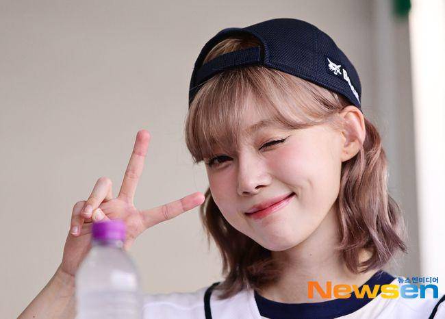 potret Winter aespa jadi first pitcher di KBO Shinhan Bank SOL 2024 (dok. Newsen)
