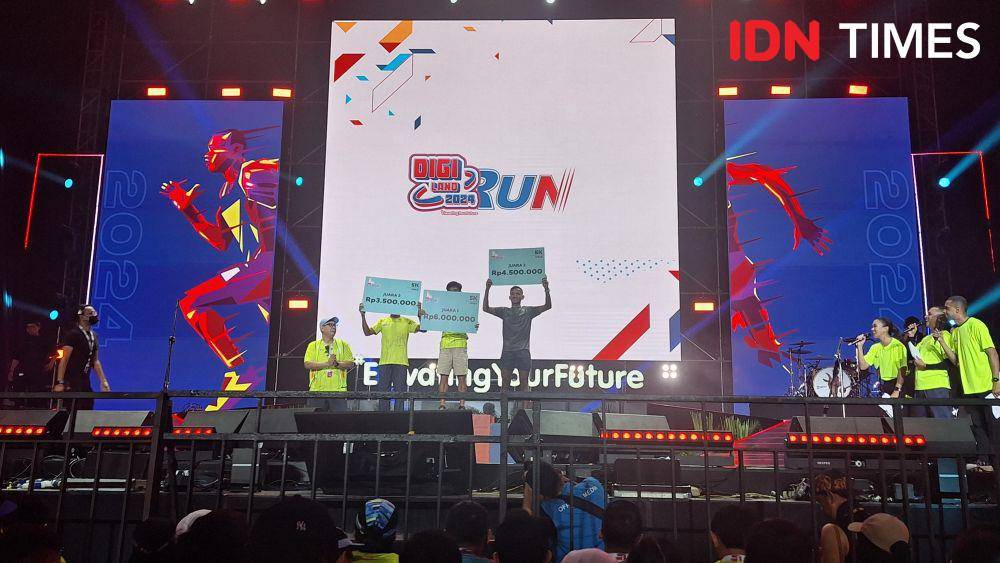 Penyerahan hadiah kepada para pemenang Digiland Run 2024 kategori 5K Male (IDN Times/Ahmad Faisal)