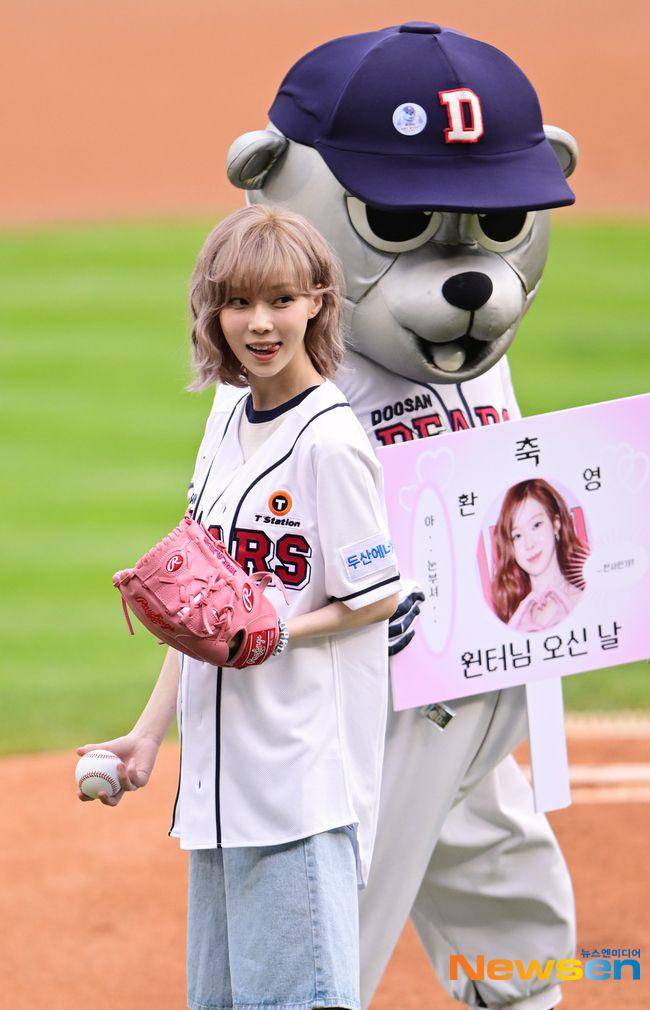 potret Winter aespa jadi first pitcher di KBO Shinhan Bank SOL 2024 (dok. Newsen)