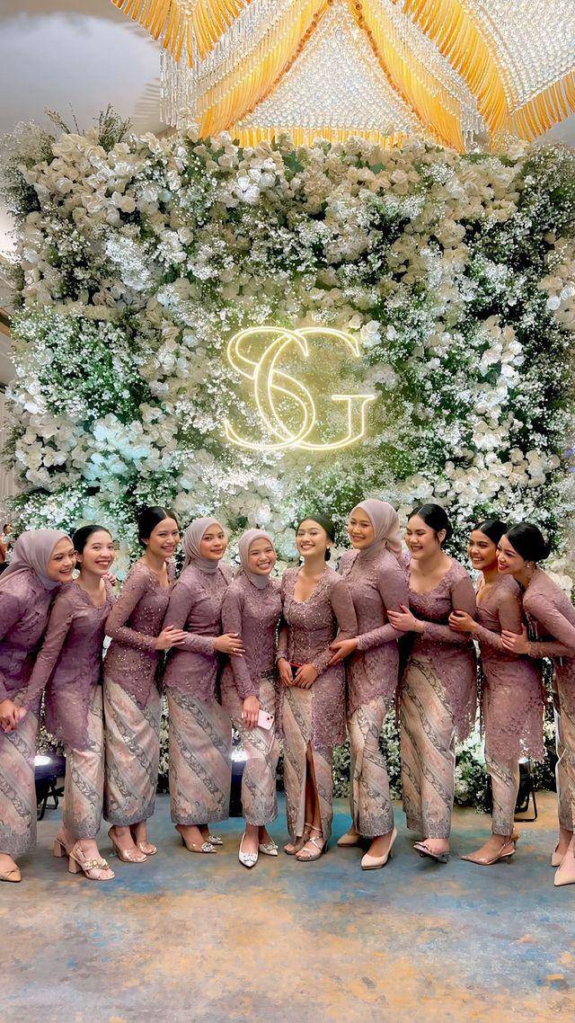 Regina Phoenix jadi bridesmaid (Instagram.com/reginaaphx)