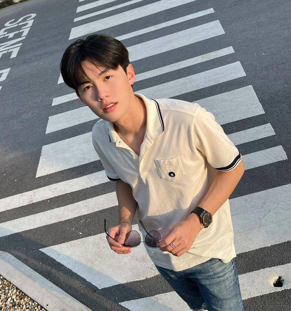 potret mix and match polo shirt ala Prom Teepakorn (instagram.com/ppromxx_)