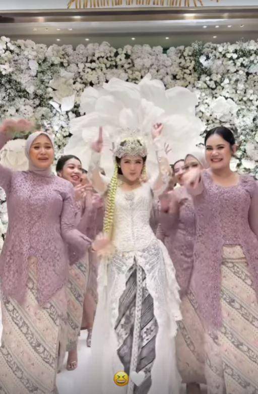 Regina Phoenix jadi bridesmaid (Instagram.com/reginaaphx)