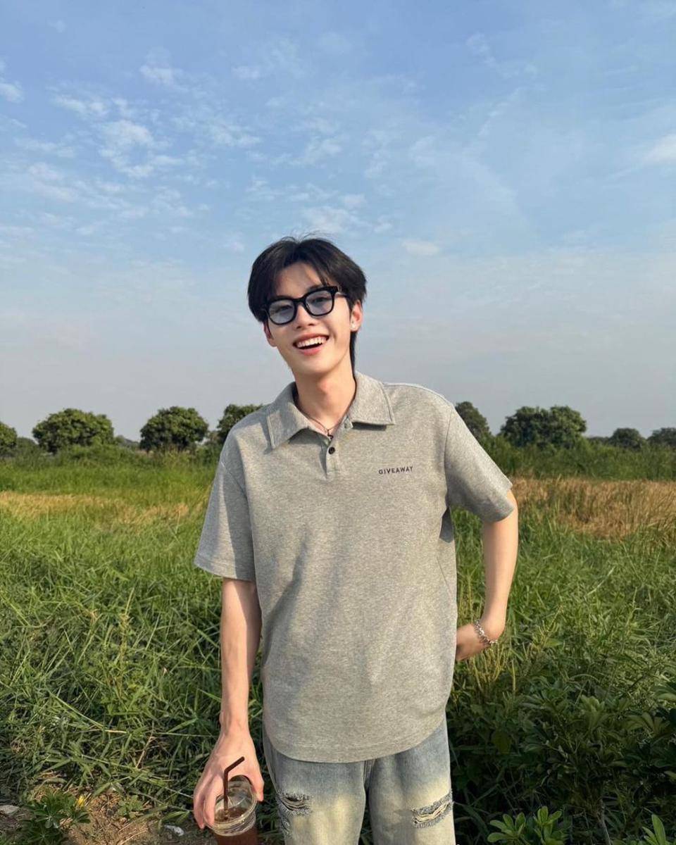 potret mix and match polo shirt ala Prom Teepakorn (instagram.com/ppromxx_)