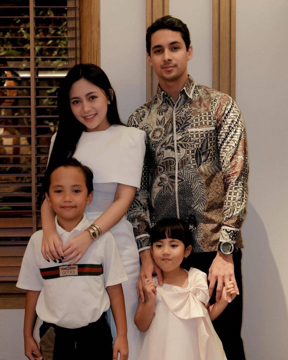 potret OOTD kondangan (instagram.com/rachelvennya)