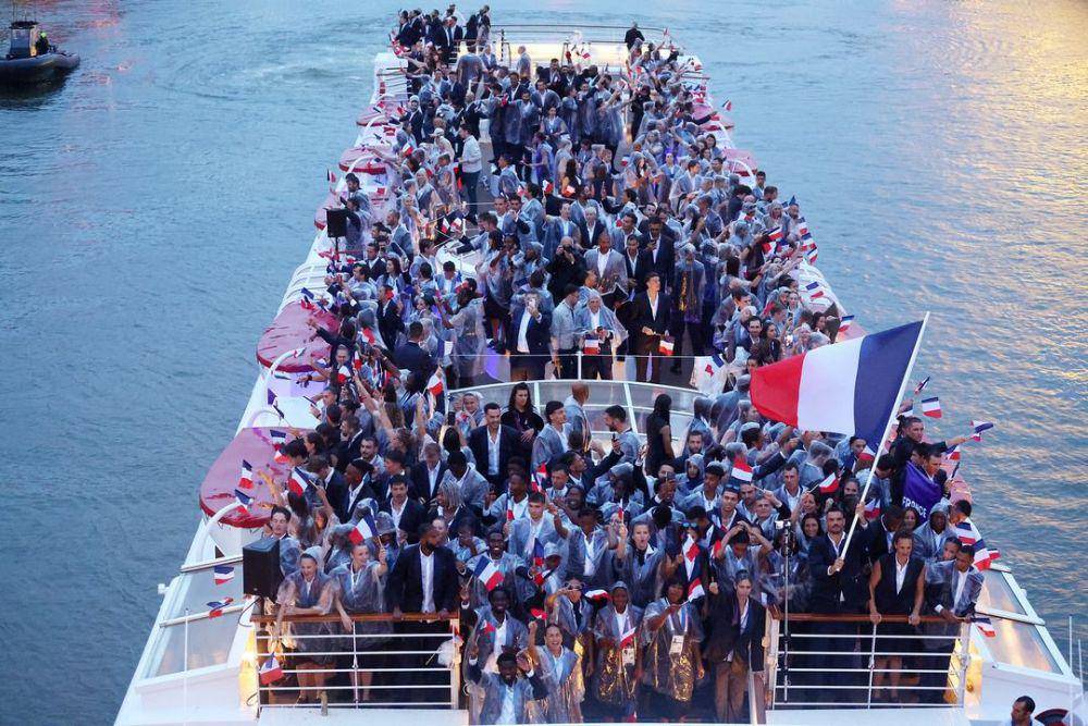 parade atlet kontingen Prancis dalam opening ceremony Olimpiade Paris 2024 (Instagram.com/olympics)