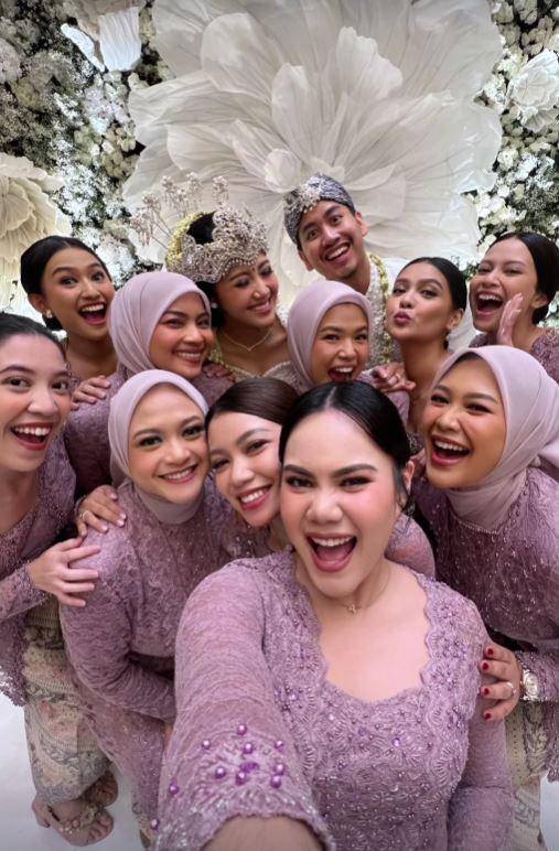 Regina Phoenix jadi bridesmaid (Instagram.com/reginaaphx)