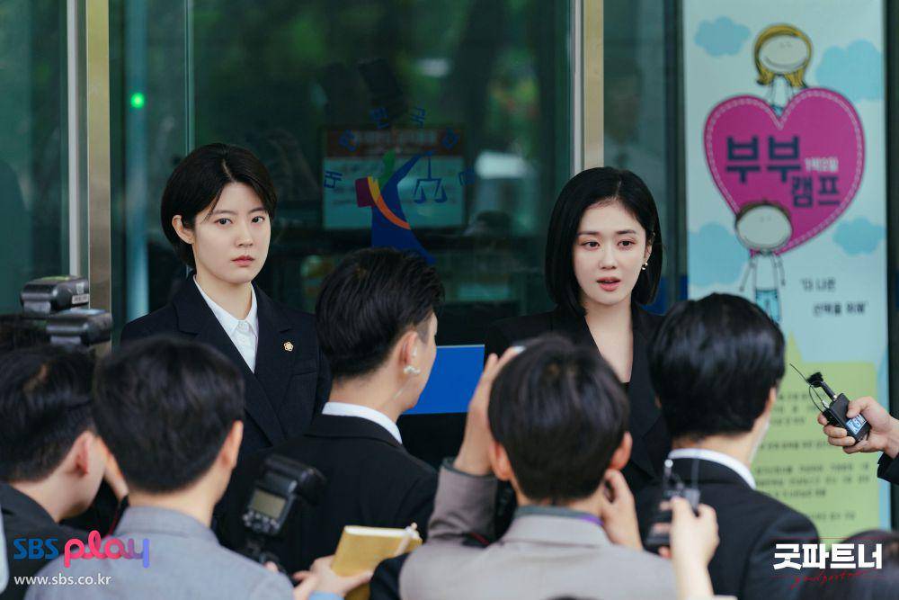 Han Yu Ri (Nam Ji Hyun) dan Cha Eun Kyung (Jang Nara) di drakor Good Partner (dok. SBS/Good Partner)