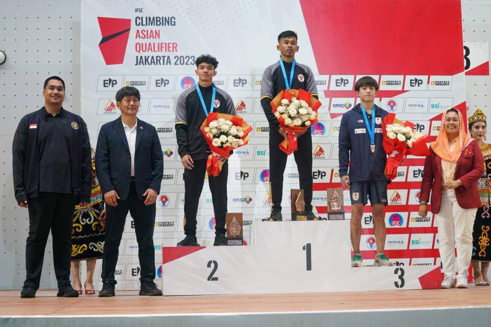 Menpora Dito Ariotedjo mengalungkan medali kepada para juara IFSC Asian Qualifier 2023. Website/www.kemenpora.go.id