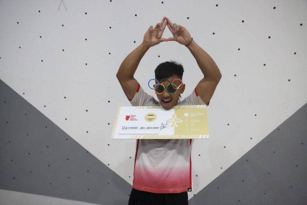 Potret Rahmad Adi Mulyono dan tiket simbolis Olimpiade Paris 2024. Website/www.fpti.or.id