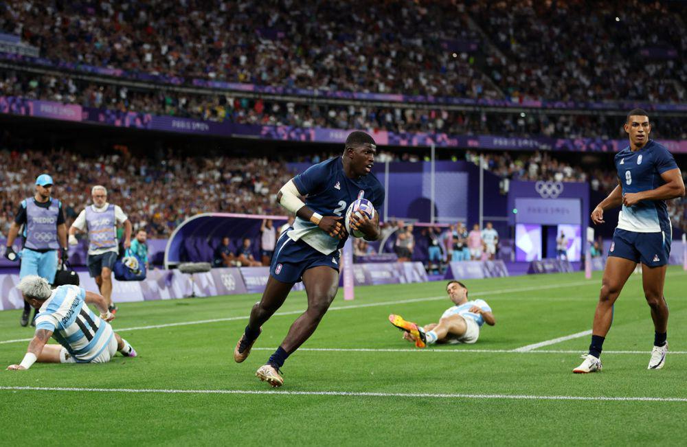 Andy Timo membawa bola saat pertandingan Rugby Sevens melawan Argentina di Olimpiade 2024. (x.com/SVNSSeries)