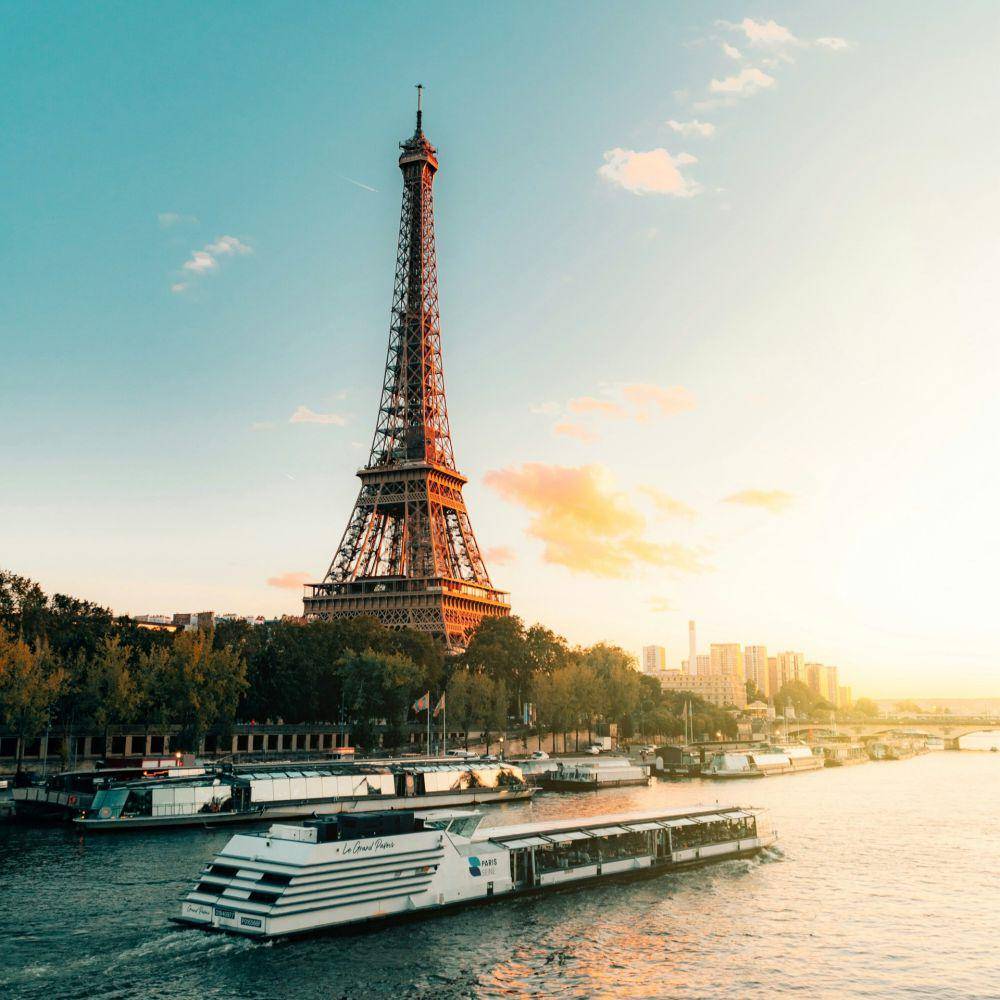 panorama Menara Eiffel dari Sungai Seine (unsplash.com/@bastien_nvs)