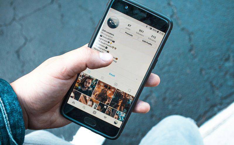 ilustrasi mengunjungi profil Instagram teman (unsplash.com/Erik Lucatero)