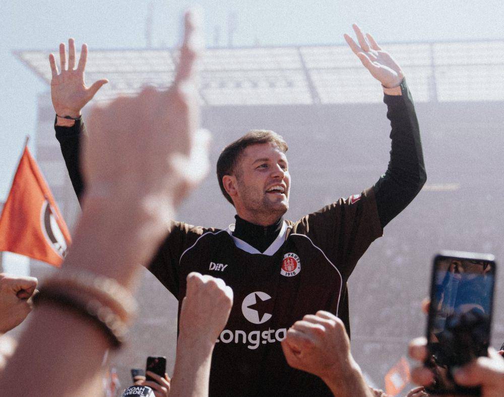 Pelatih St. Pauli, Fabian Hürzeler saat merayakan kemenangan tim asuhannya. (instagram.com/fcstpauli)