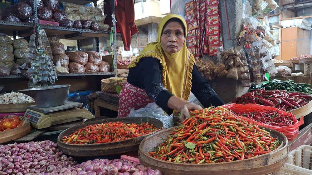 Aktivitas jual beli produk pertanian di pasar sayur Magatan. IDN Times/ Riyanto.