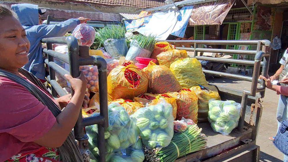 Aktivitas jual beli sayur di pasar agro Plaosan Magetan. IDN Times/ Riyanto.