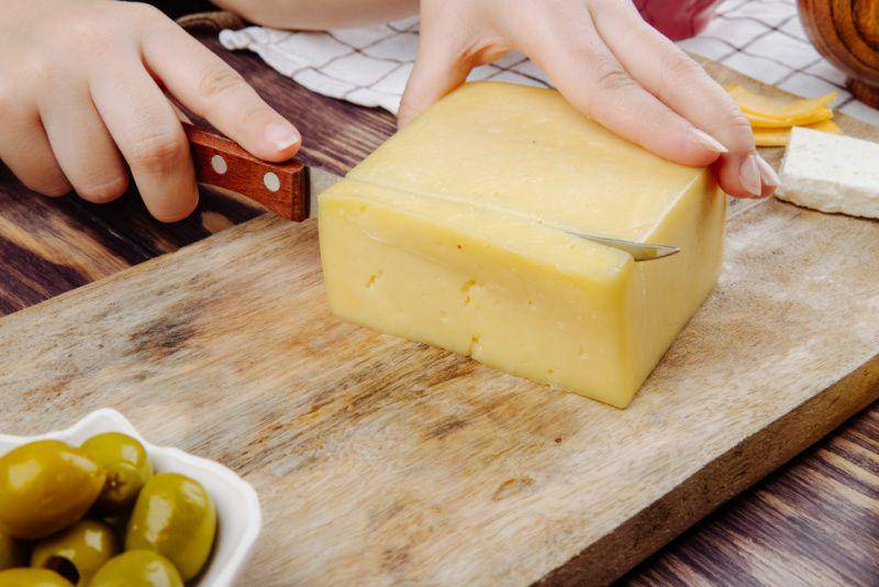 gambar keju cheddar (freepik.com/stockking)