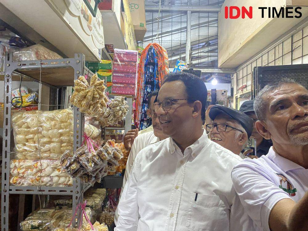 Mantan Gubernur DKI Jakarta, Anies Baswedan) berkunjung ke Pasar Cempata Putih, Jakarta Barat. (IDN Times/Vadhia Lidyana)
