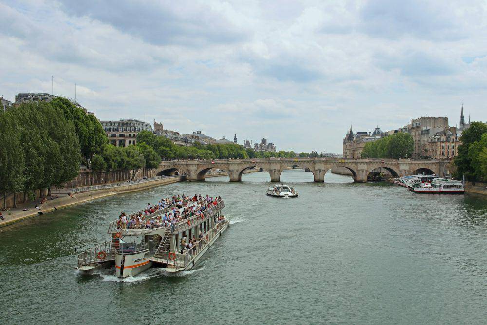 Seine River Cruise Paris (unsplash.com/uncertainthink)