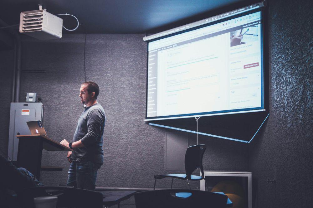 7 Tips Mengatasi Ketakutan untuk Public Speaking, Teruslah Berlatih