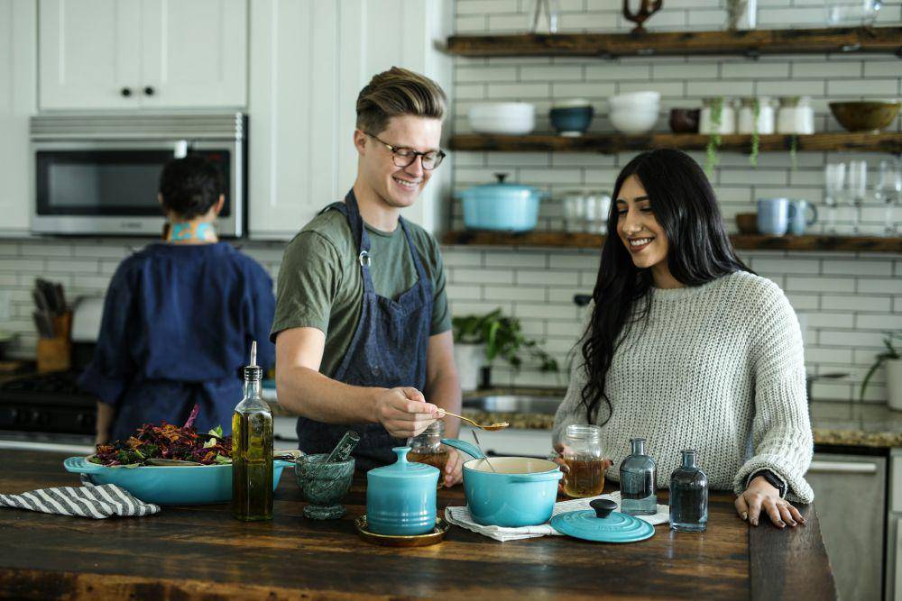 ilustrasi memasak bersama pasangan (unsplash.com/Odiseo Castrejon)