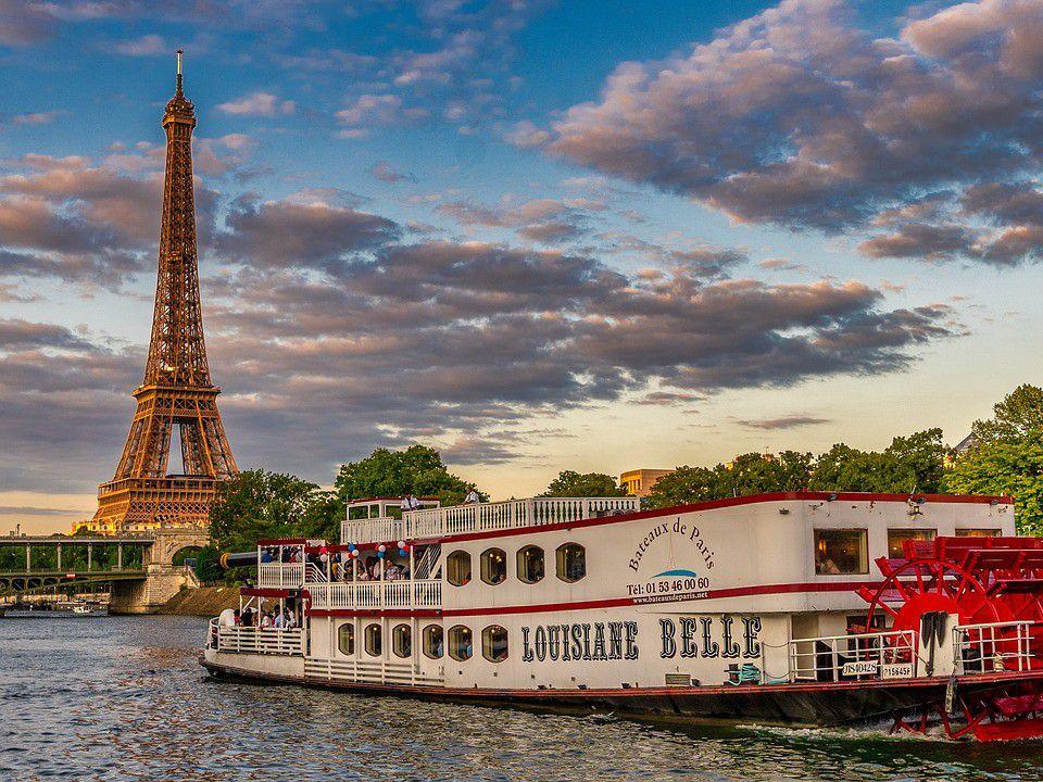 Seine River Cruise, Jelajahi Sisi Lain Paris yang Romantis