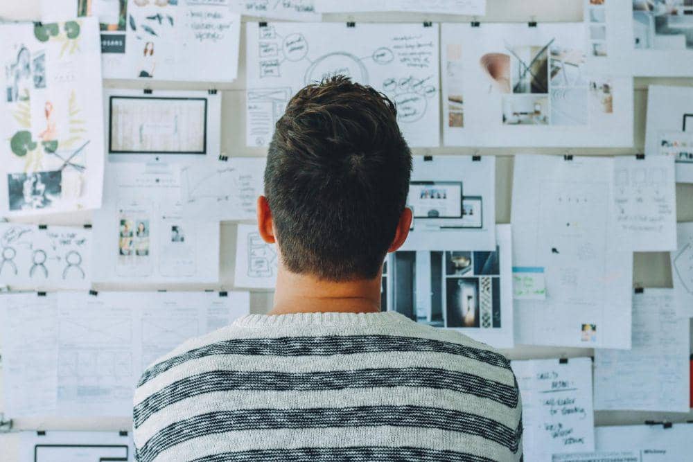 ilustrasi berpikir memcari solusi untuk menyelesaikan masalah (pexels.com/Startup Stock Photos)
