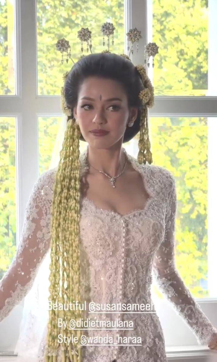 Kebaya pernikahan Susan Sameh (instagram.com/andychunmakeup)