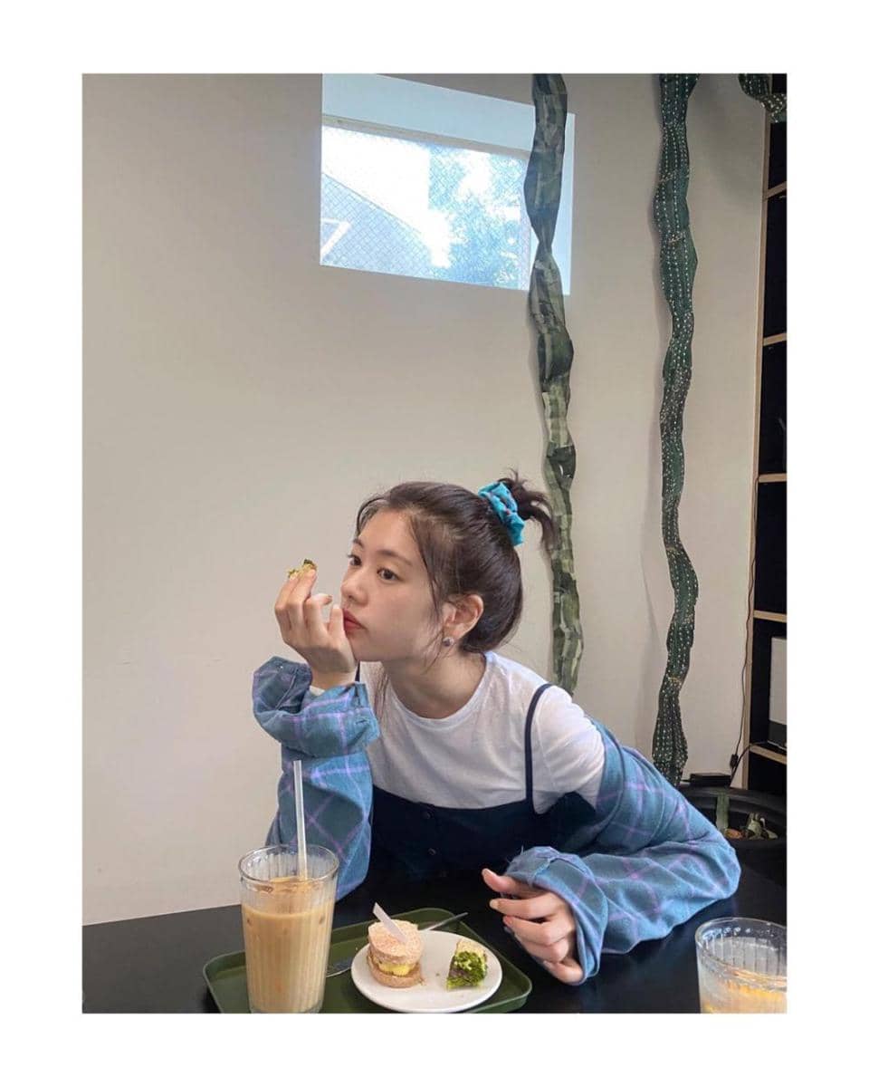 layering outfit ala Jung So-min (instagram.com/somin_jj)