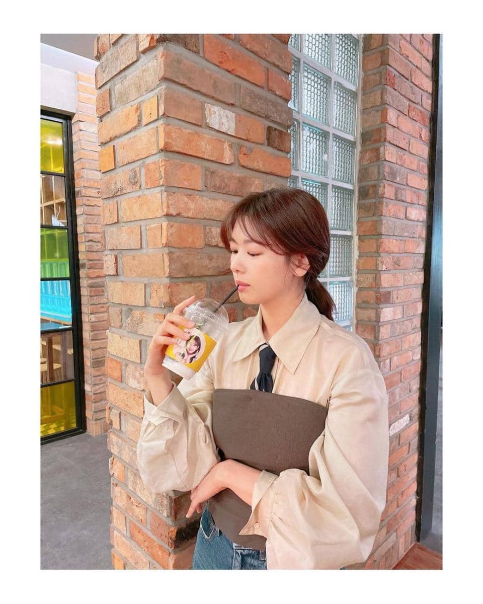 layering outfit ala Jung So-min (instagram.com/somin_jj)