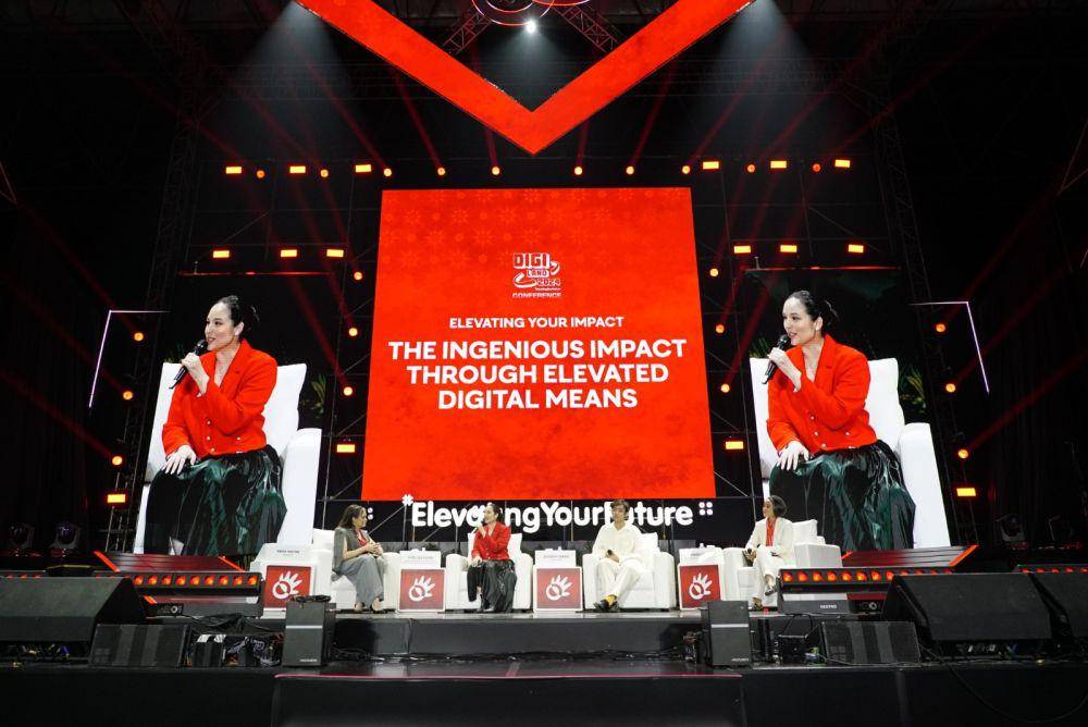 Actress & Ambassador UNDP Indonesia, Chelsea Islan (dua dari kiri); Content Creator Jerhemy Owen (dua dari kanan); dan Founder & CEO of Pable Aryenda Atma (paling kanan) saat menjadi narasumber Elevating Your Impact di Tennis Indoor Senayan, Sabtu (27/7). (dok. Telkom)