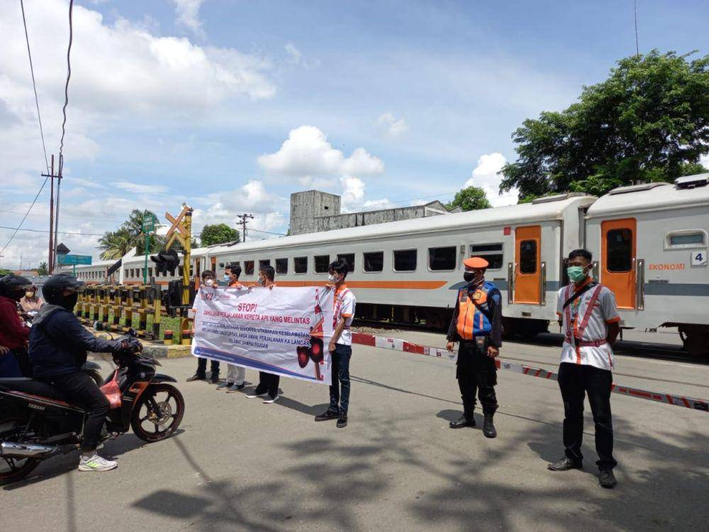Sosialisasi yang dilakukan KAI di perlintasan sebidang (dok. KAI)
