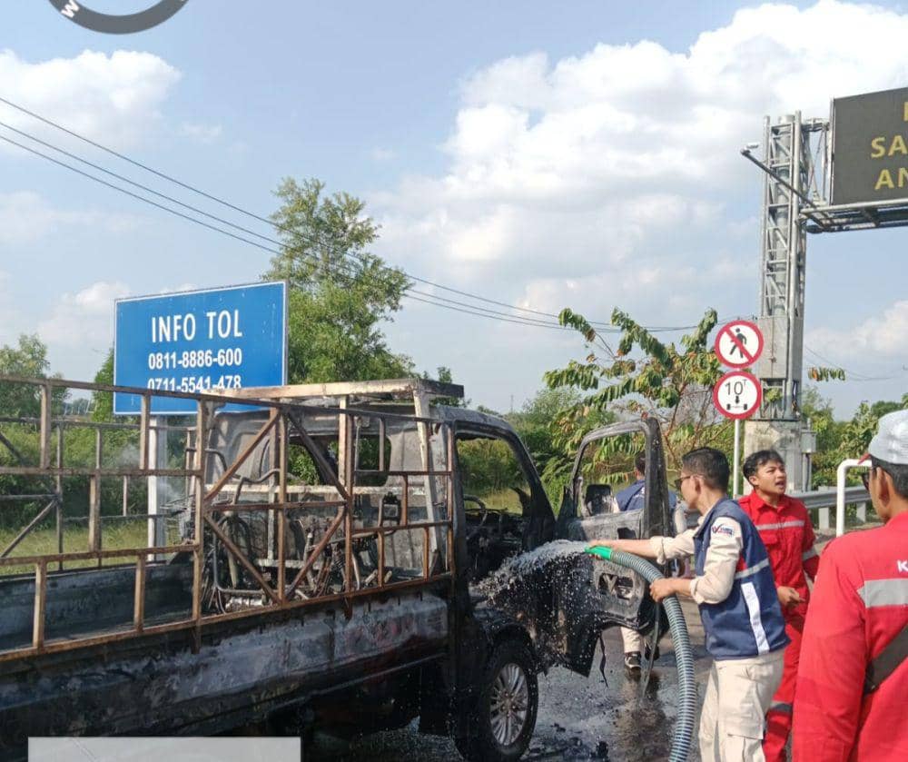 Pikap Angkut Sepeda Listrik Hangus Terbakar di Gerbang Tol Keramasan