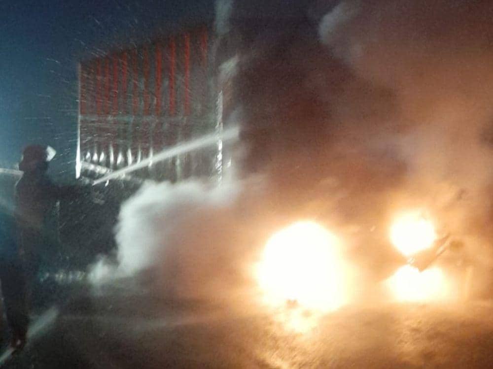 Tabrak Pembatas Jalan di Tol Tangerang-Merak, Mobil Truk Terbakar