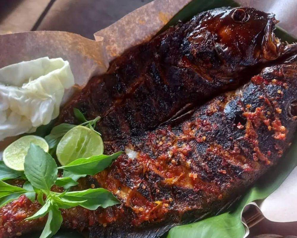 Salah satu menu di Ikan Bakar Gubuk Bambu Sidoarjo. Instagram/Ikan_bakar_gubuk_bambu