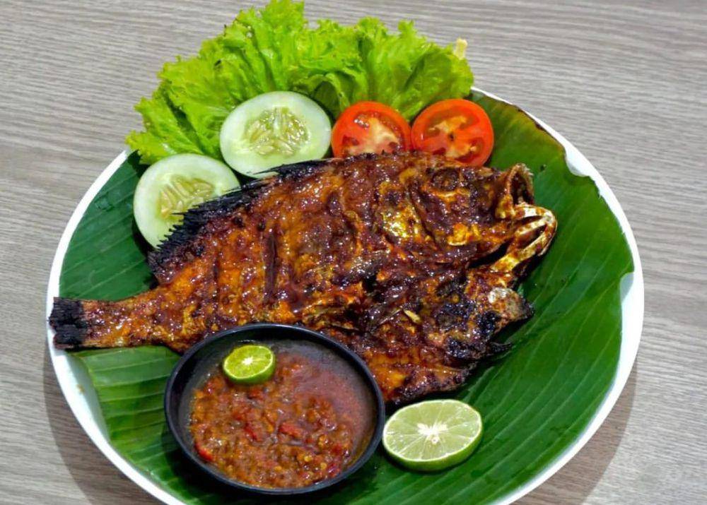 Satu ekor ikan bakar dan sambal. Instagram/Ikanbakar_lakone